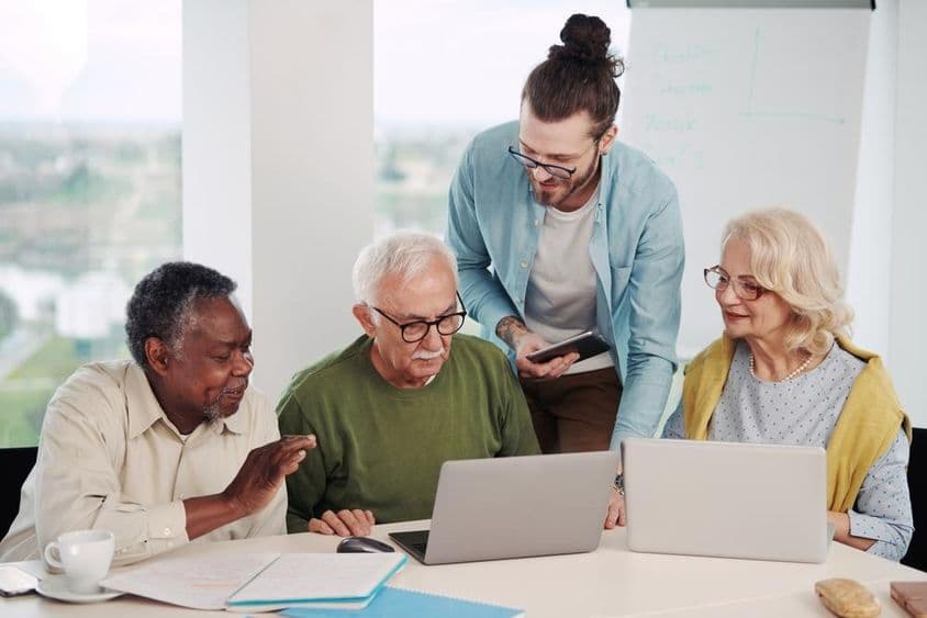 教育者解释现代世界中的社交媒体使用。