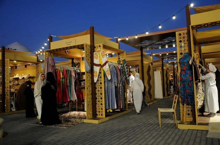 美丽的历史海滨城市中的斋月市集。