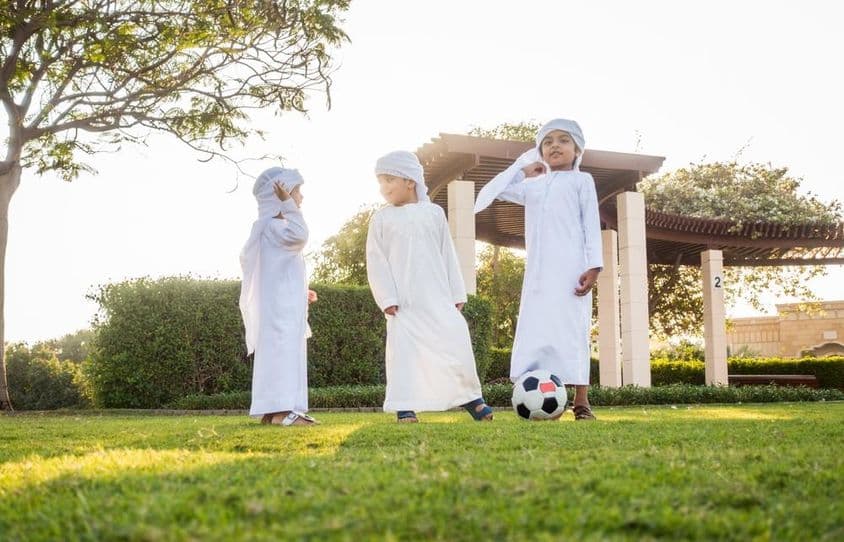 一群中东儿童在户外玩耍和娱乐。