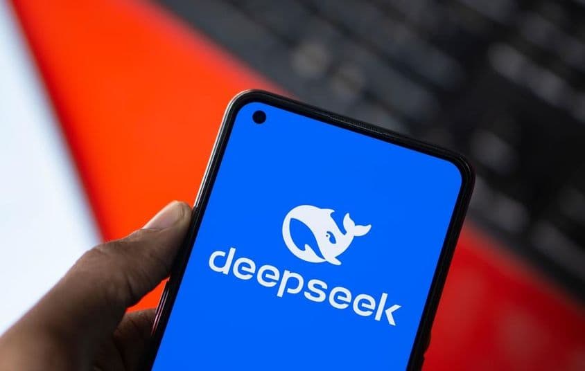 智能手机上展示的DeepSeek AI标志。
