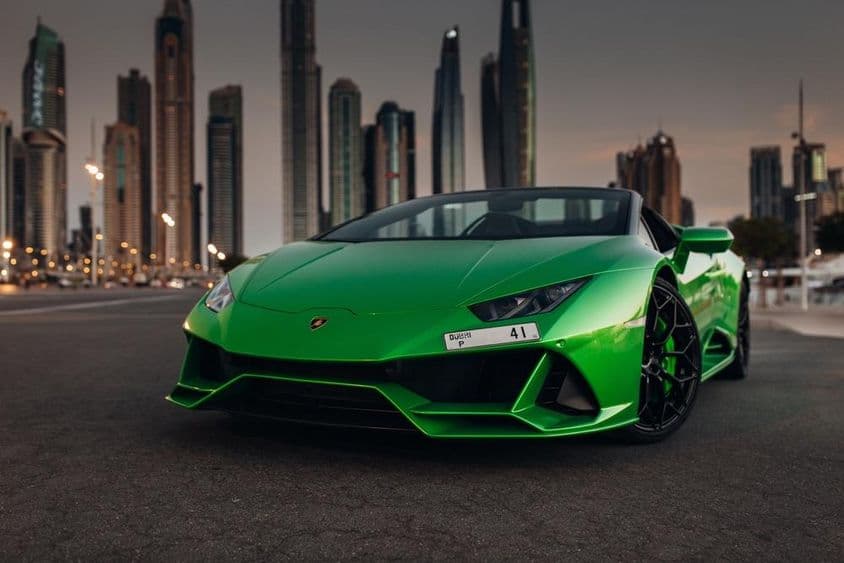 停在港口停车场的兰博基尼Huracan Spyder