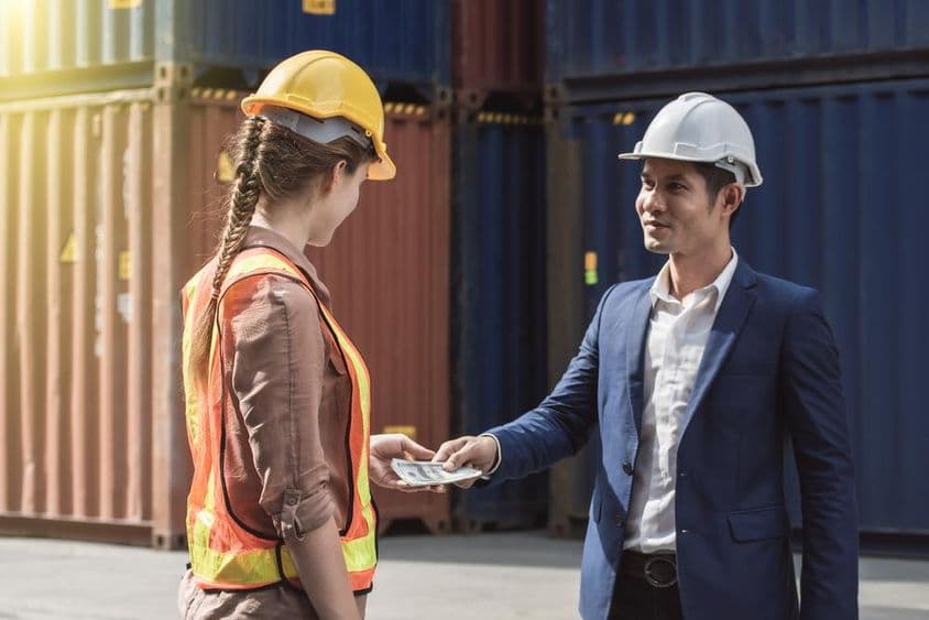 雇主在工作完成后为员工付款。