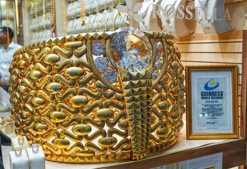迪拜黄金市场展示的世界上最大的金戒指。