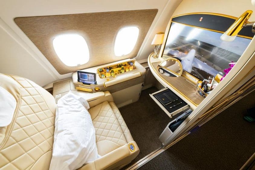 阿联酋航空A380客机上层甲板的头等舱窗口座位。