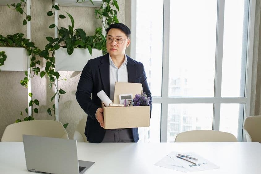 一名男子正在被解雇,正将个人物品装入一个纸箱。