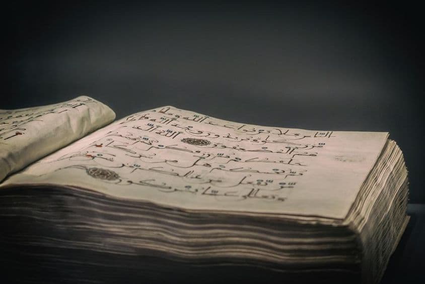 古老的开放书籍手稿,12至13世纪。