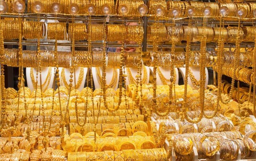 迪拜德拉的黄金商店橱窗展示。