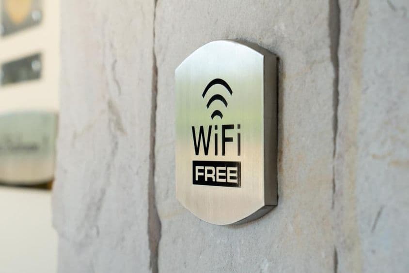 酒店墙上金属WiFi标志。