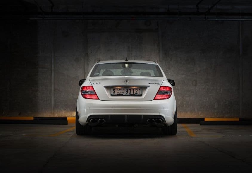 2009款奔驰C63停在停车场。