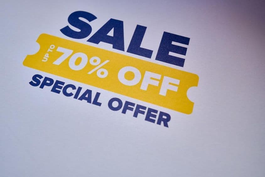 特价标签,高达70%的折扣。