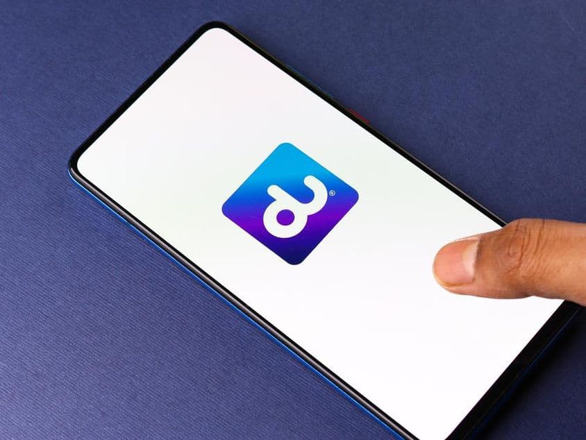 手机屏幕上的du网标志。