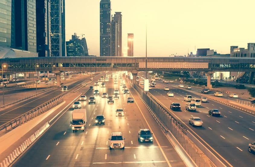 迪拜谢赫扎耶德路夜晚的摩天大楼、道路和桥梁。