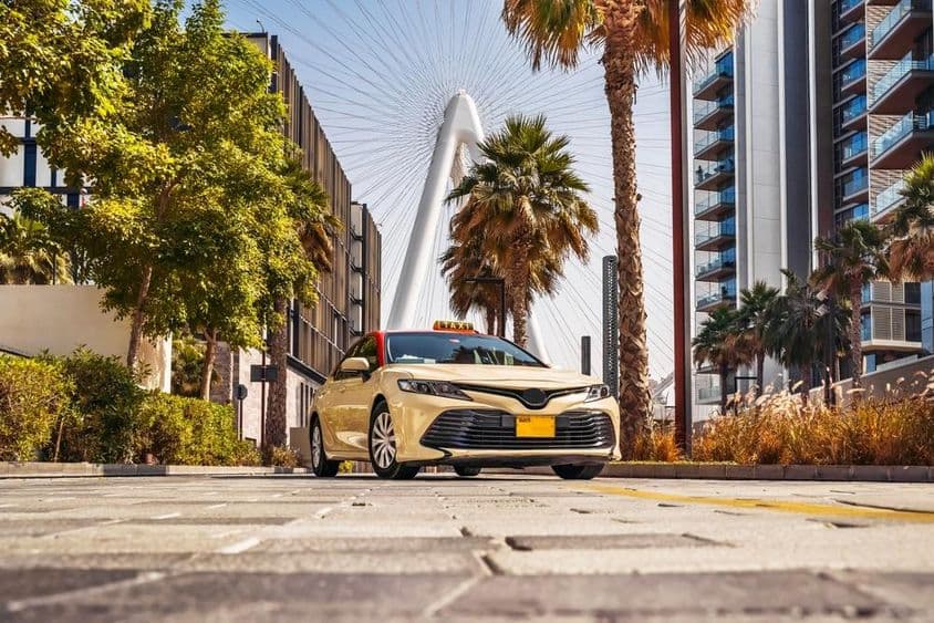 迪拜街道上的出租车。