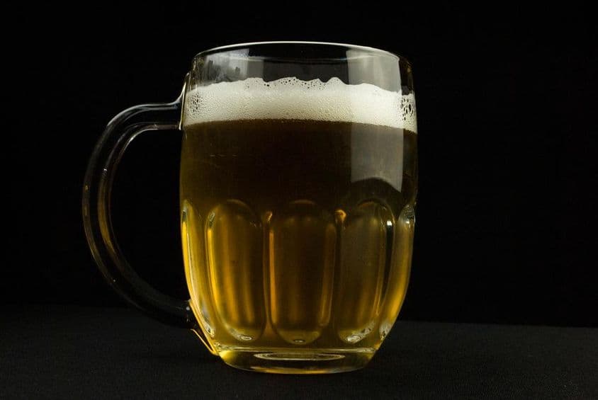 啤酒杯满是泡沫。
