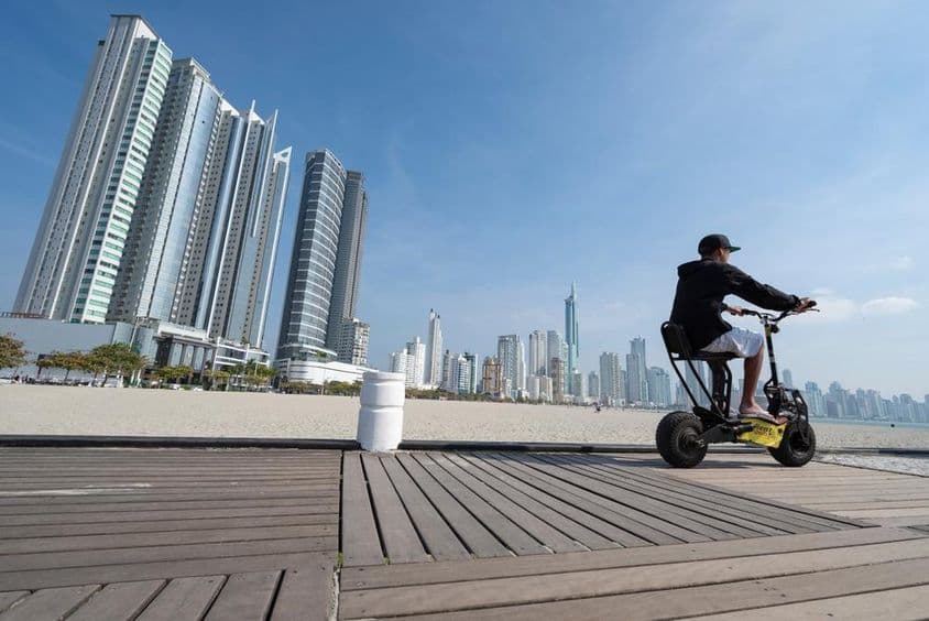 年轻人骑滑板车。