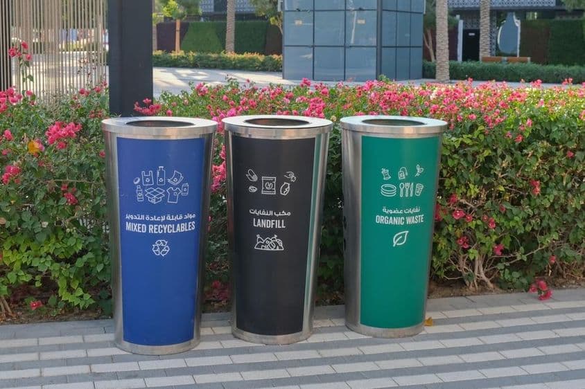 按类别分类废物的金属垃圾容器。