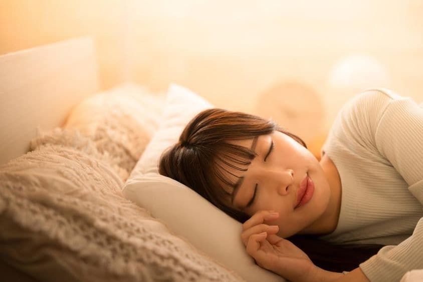 床上睡觉的女子。