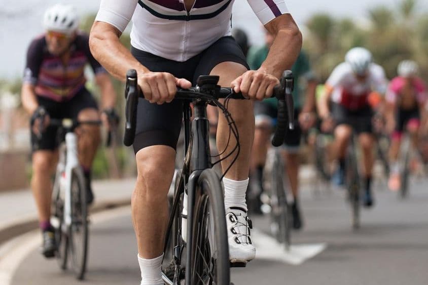 街道上竞赛的自行车运动员