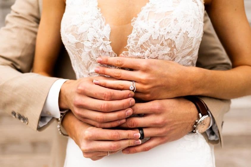 年轻夫妇,佩戴戒指。