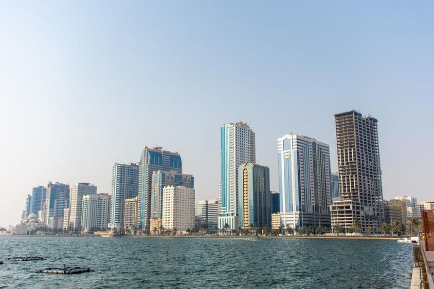 沙迦市区水岸旁的摩天大楼。