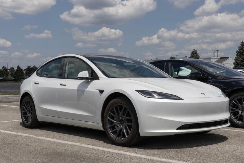 停车的特斯拉Model 3