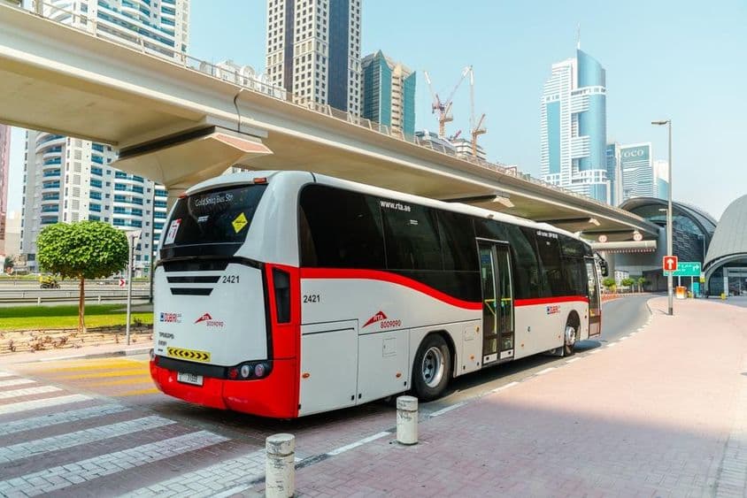 迪拜的道路与交通管理局(RTA)公交车。