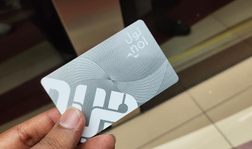 迪拜旅行者持有地铁Nol卡入场券