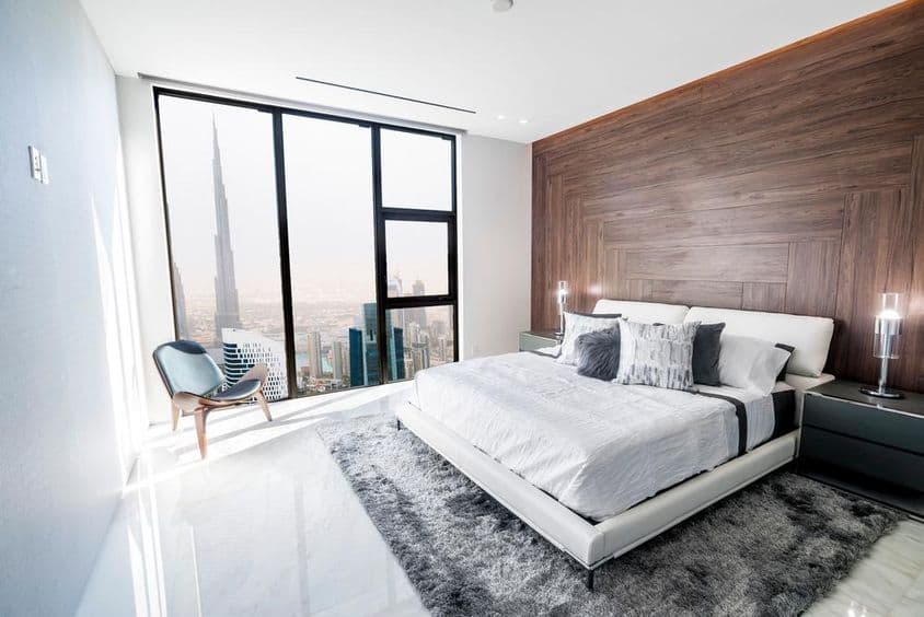 现代奢华的卧室,俯瞰迪拜市中心的景色。