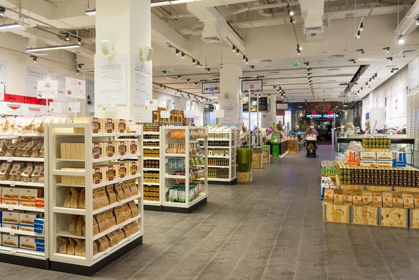 迪拜购物中心内商店的内部视图。