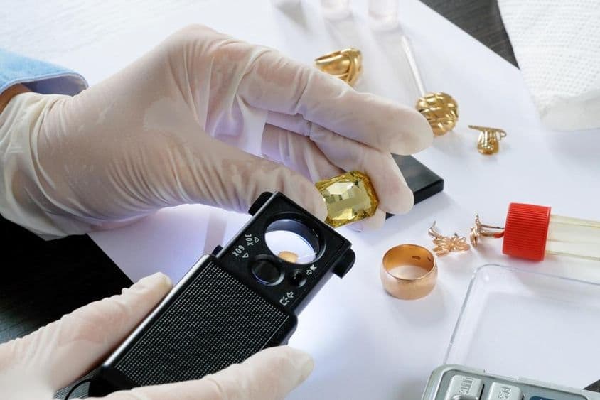 使用试剂和试金石检测旧黄金首饰。