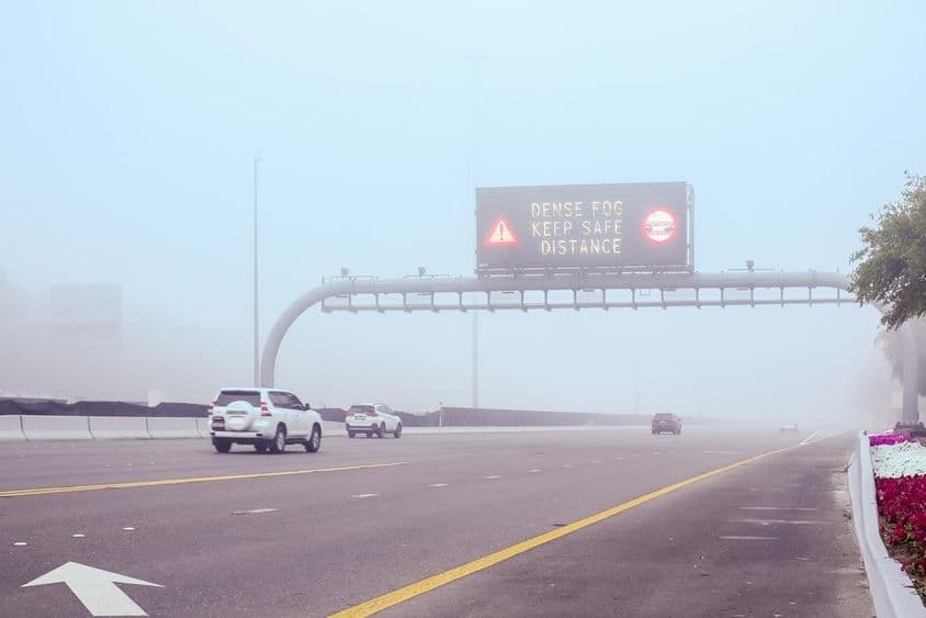 迪拜道路上的雾天