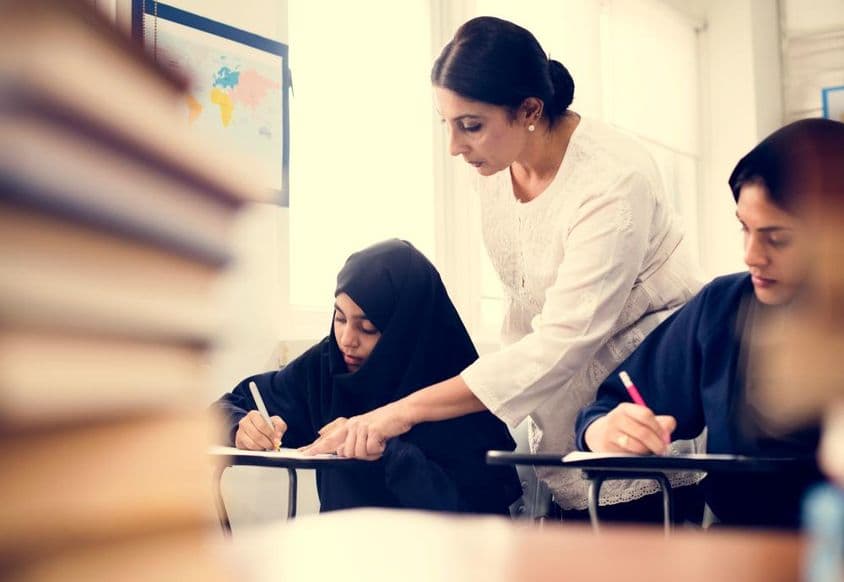穆斯林女孩在教室学习。