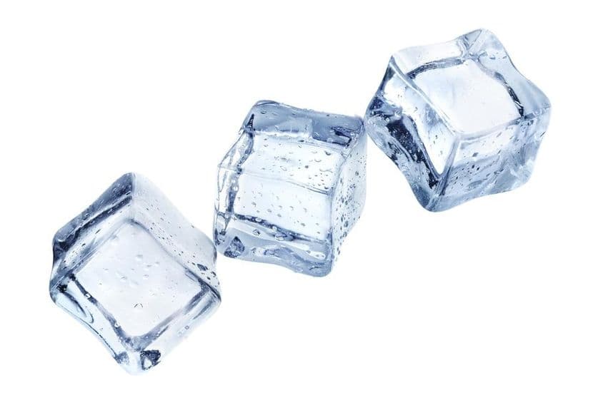 三块精致的冰块漂浮在空中。