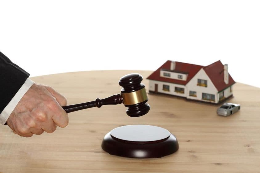 拍卖槌正在敲打。