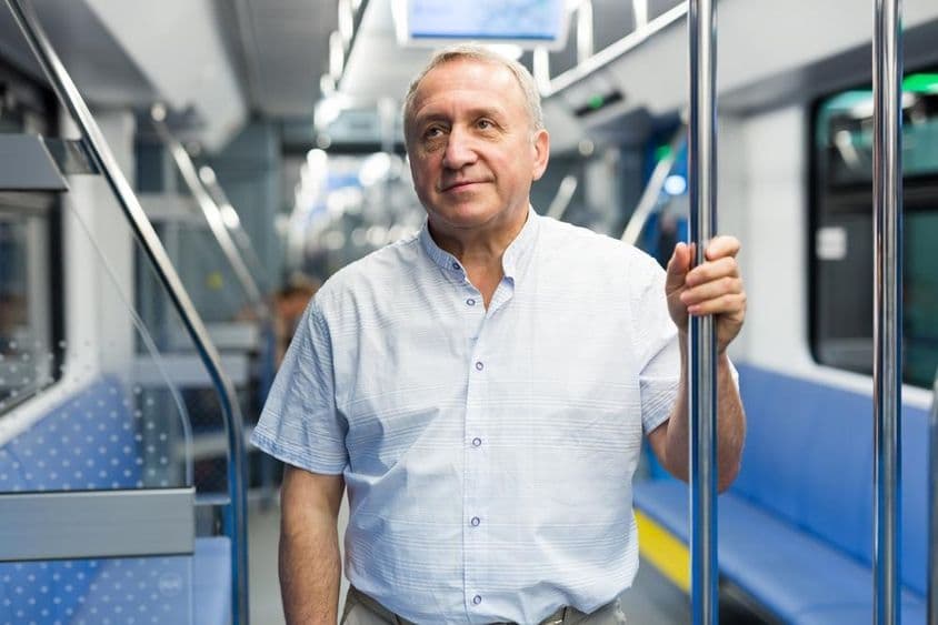 德国退休人员在地铁上。