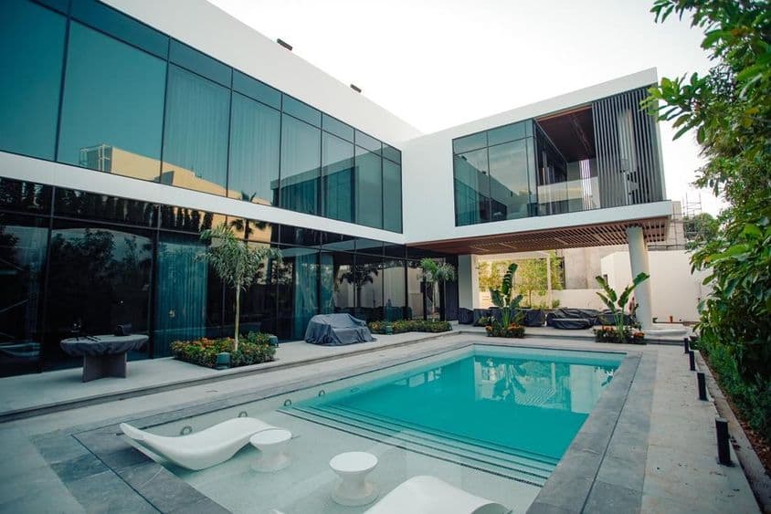 带户外游泳池的迪拜豪华别墅