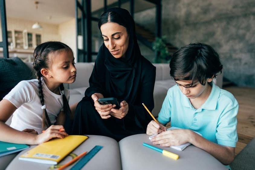 迪拜的传统阿拉伯家庭在家一起度过时光。