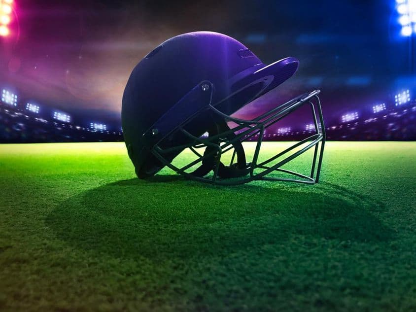 绿色草地上的板球头盔