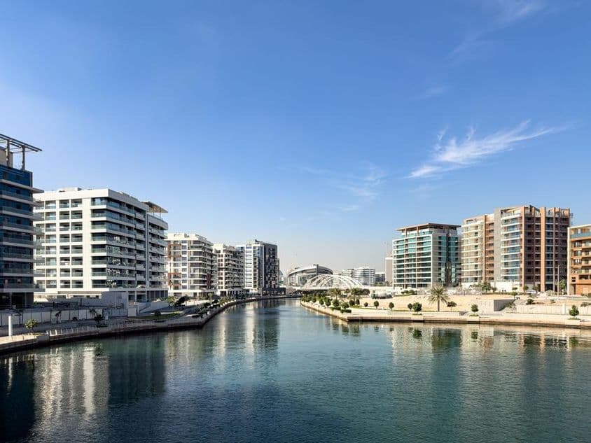 阿布扎比阿尔拉哈海滨社区的住宅建筑和运河。