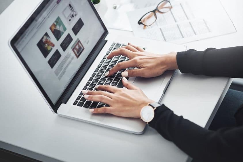 女性在家中使用笔记本电脑远程工作。