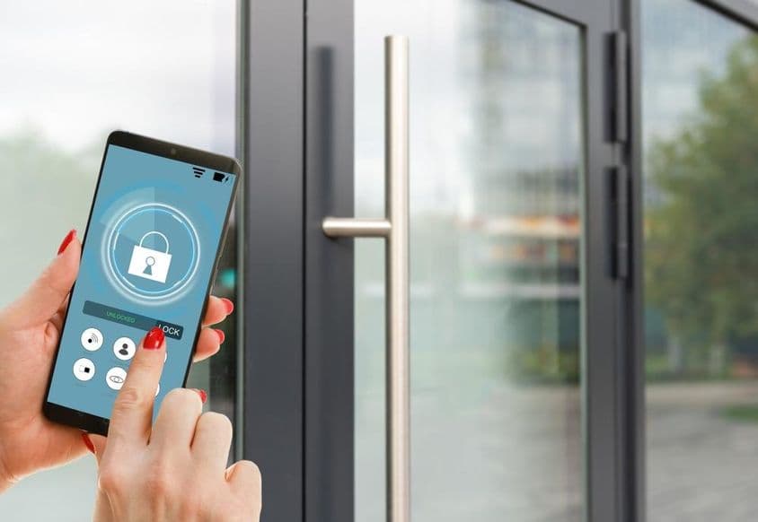 智能手机屏幕上显示智能家居应用程序。