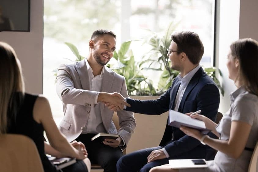 老板感谢员工的一个点子。