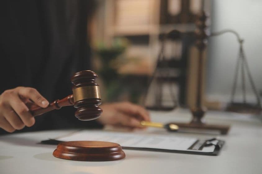 法官的锤子即将敲击。