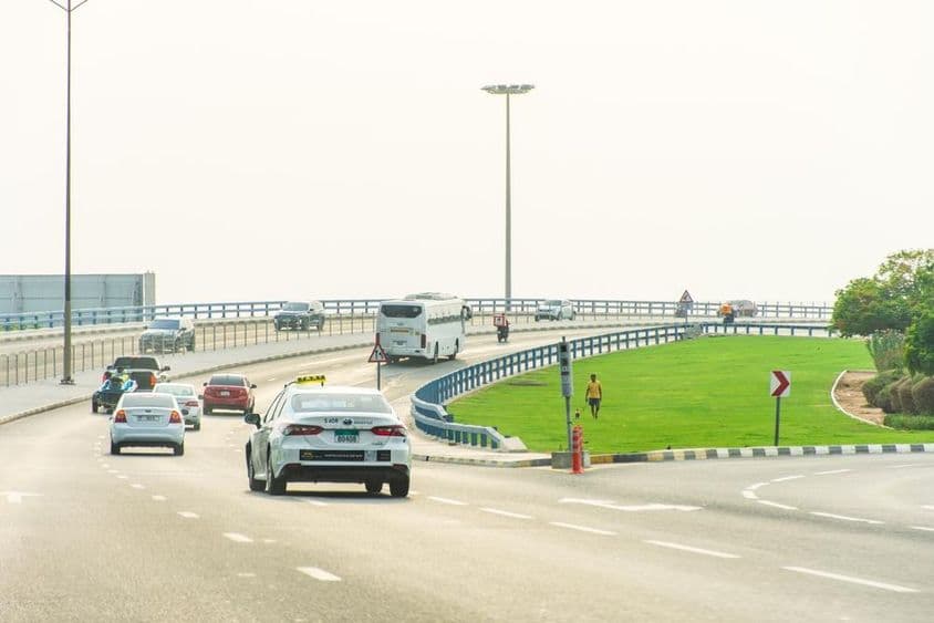 阿曼出租车行驶在沙迦市的道路上。