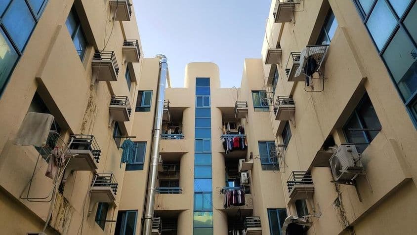 迪拜可负担住房建筑阳台,带空调和洗衣机