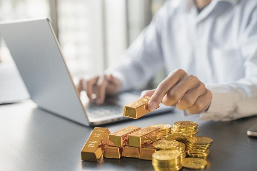 投资黄金在一个人手中。