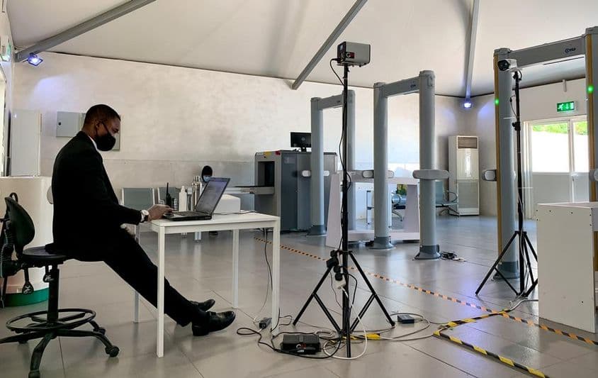 阿布扎比机场航站楼入口的热成像体温扫描仪。