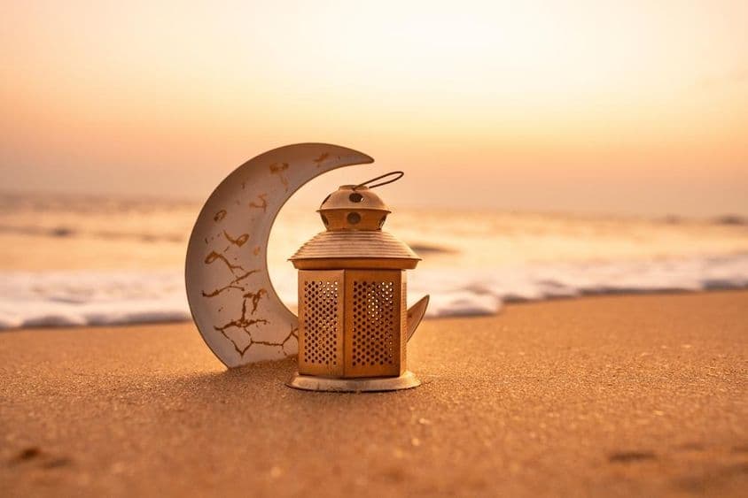 海滩上的传统烛光新月