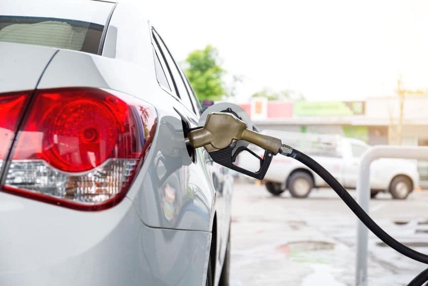 迪拜加油站正在加油的汽车。