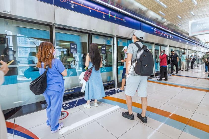 迪拜,乘客正在登上到达的地铁列车。
